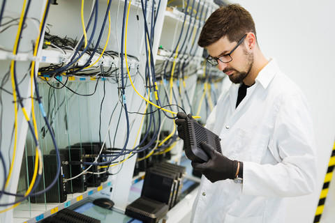 網(wǎng)絡(luò)技術(shù)服務(wù)領(lǐng)域中的精英 帥氣男人的雙重魅力